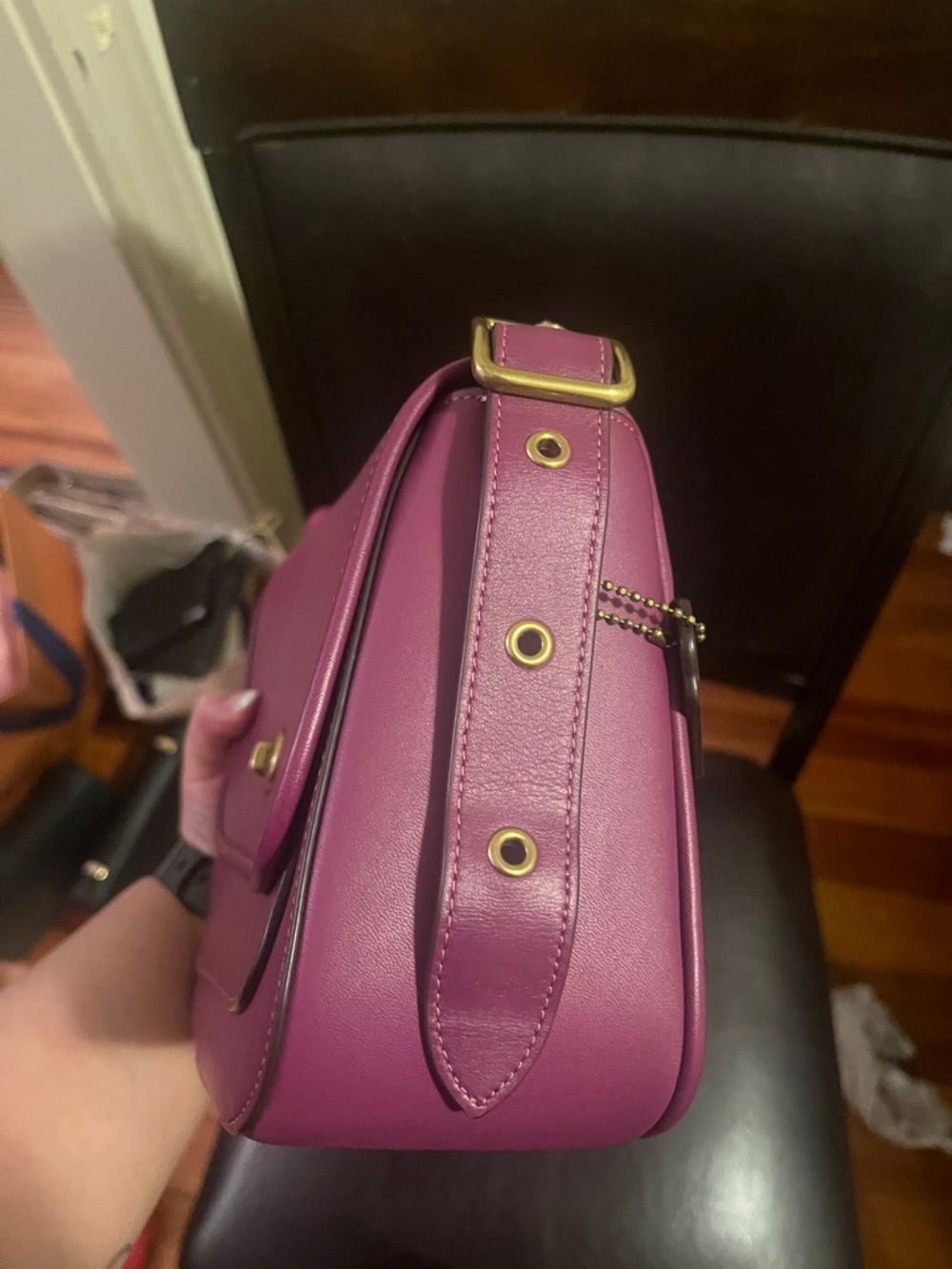 Coach crossbody shoulder bag in a Vibrant Magenta glove tanned leather - Picture 4 of 10